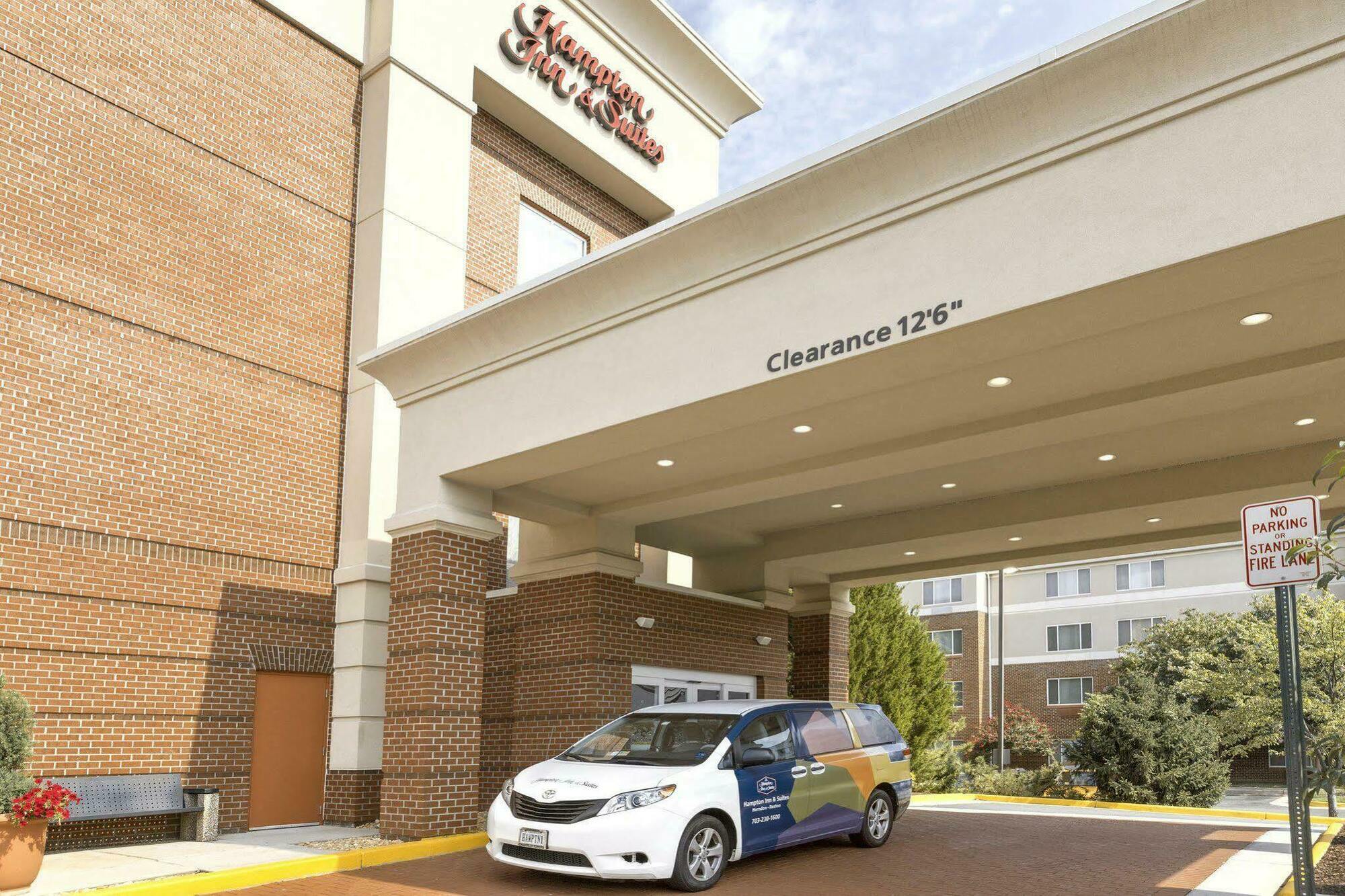 Hampton Inn & Suites Herndon-Reston Exteriör bild